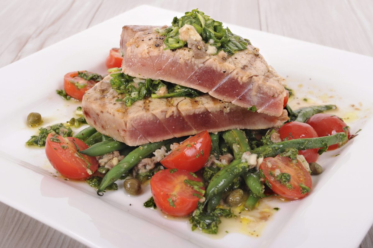 Seared tuna steak with green beans and cherry tomatoes